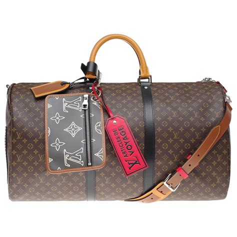 Voici une petite collection Louis vuitton. Sacs de voyages, de